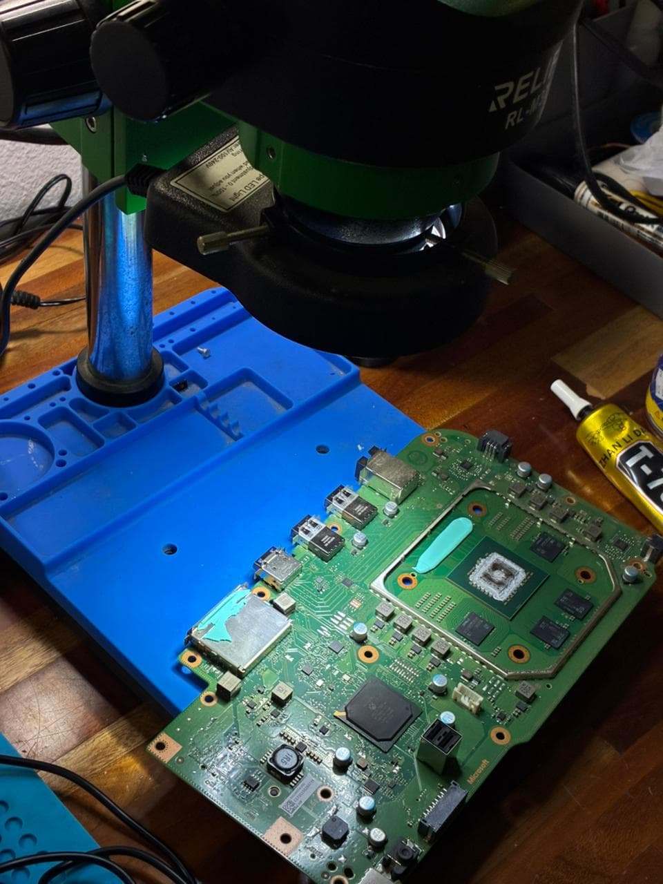 Técnico de MAVTECH reparando una placa a nivel de componente